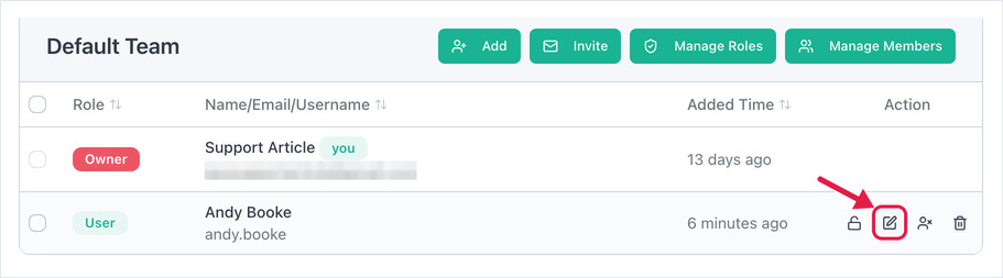 Pagina Account Members met het Change Role-pictogram (potlood) gemarkeerd op een ledenrij
