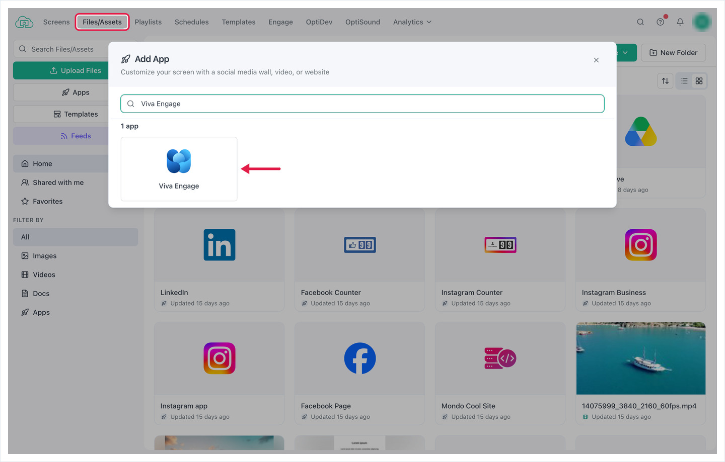 Caixa Adicionar aplicativo com a busca por Viva Engage e uma seta no bloco do Viva Engage
